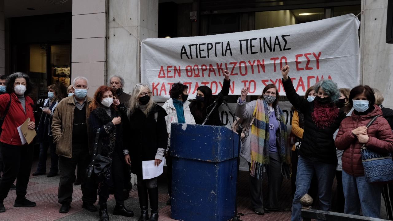 Με συγκέντρωση στην ΕΣΗΕΑ έληξε σήμερα η απεργία πείνας της δημοσιογράφου Μαρίνας  Βήχου για την κατάσταση στα ΜΜΕ | Το Κουτί της Πανδώρας