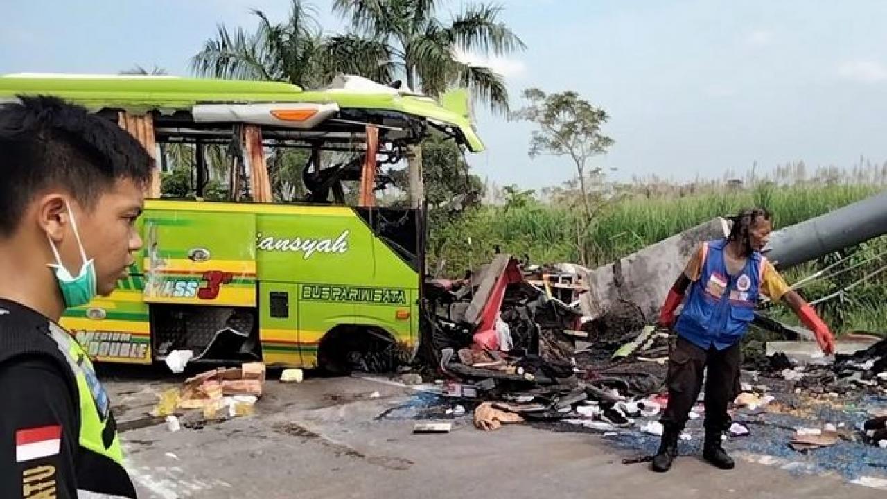 Ινδονησία: Λεωφορείο έπεσε σε διαφημιστική πινακίδα - 14 νεκροί