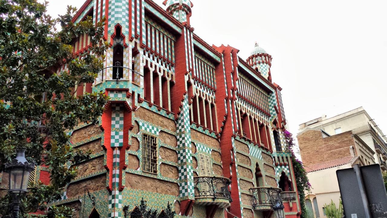 Τα πιο όμορφα έργα του Αντόνι Γκαουντί που μαγεύουν τη Βαρκελώνη (ΦΩΤΟ) |  Το Κουτί της Πανδώρας