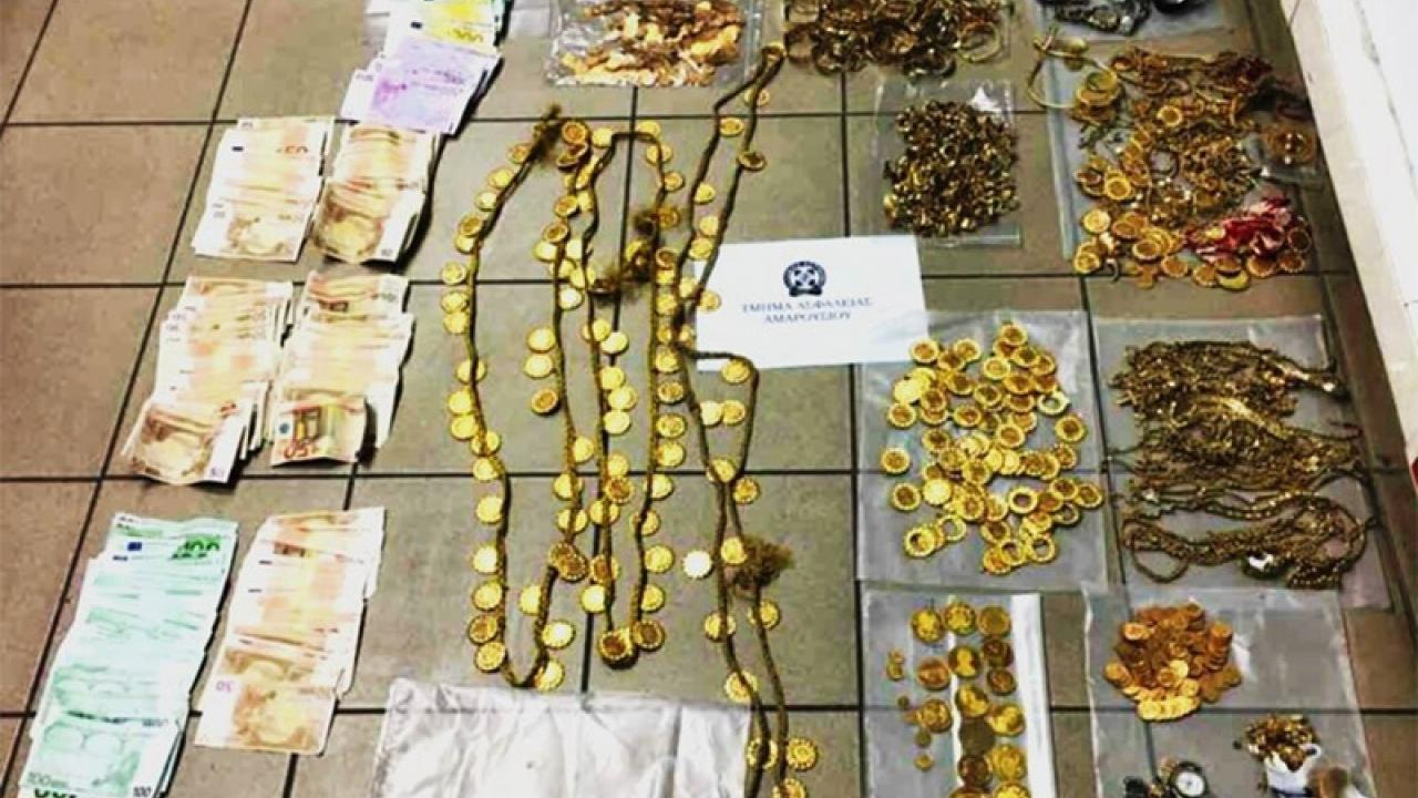 Σπείρα Ρομά: Έκρυβαν λίρες, χρυσαφικά, ρολόγια και μετρητά αξίας άνω των 5  εκατ. ευρώ | Το Κουτί της Πανδώρας