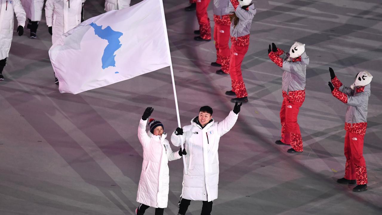 Iστορική στιγμή: Βόρεια και Νότια Κορέα βγαίνουν μαζί στο στάδιο (εικόνες) | Το Κουτί της Πανδώρας