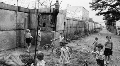 children playing at the berlin wall 1963 7