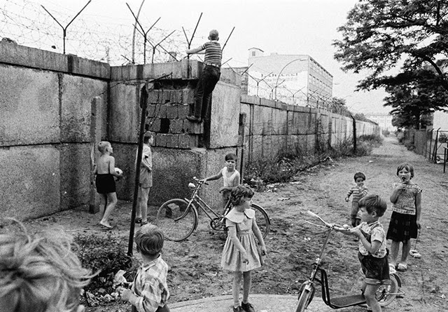 children playing at the berlin wall 1963 7