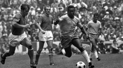 pele avanca com a bola na final contra a italia
