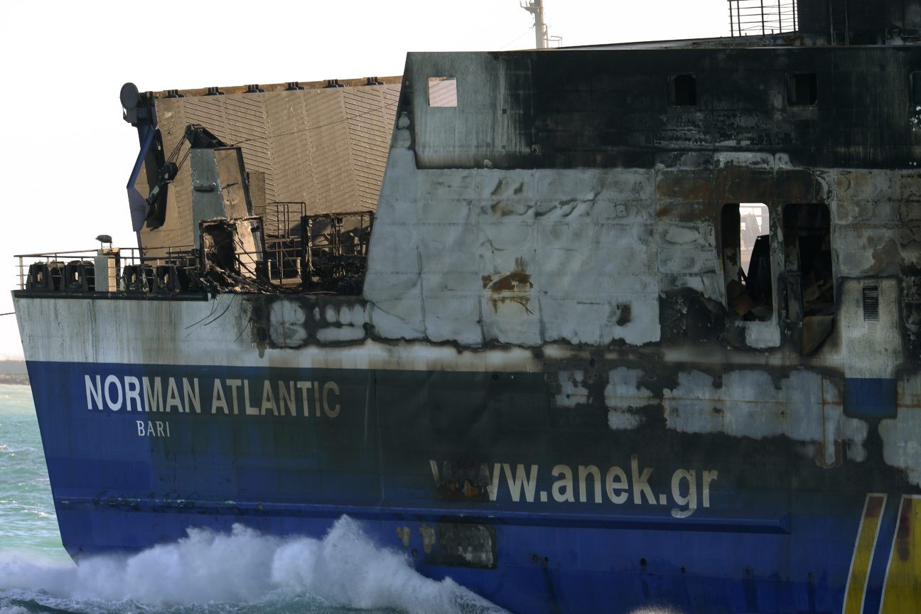 7776070973 le norman atlantic arrivant dans le port de brindisi le 2 janvier 2014
