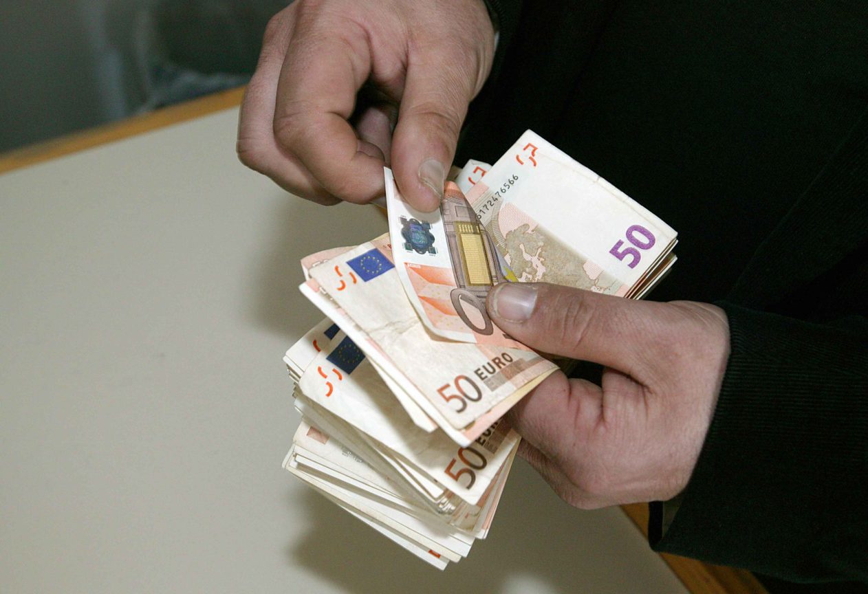 Νέο επίδομα 300 ευρώ τον μήνα: Ποιοι το παίρνουν