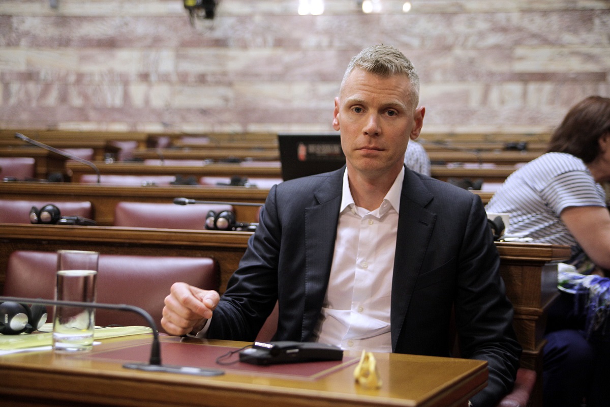Καταθέτει ο πρώην σύμβουλος του Μπαρόζο, Φιλίπ Λεγκρέν στην Επιτροπή ...