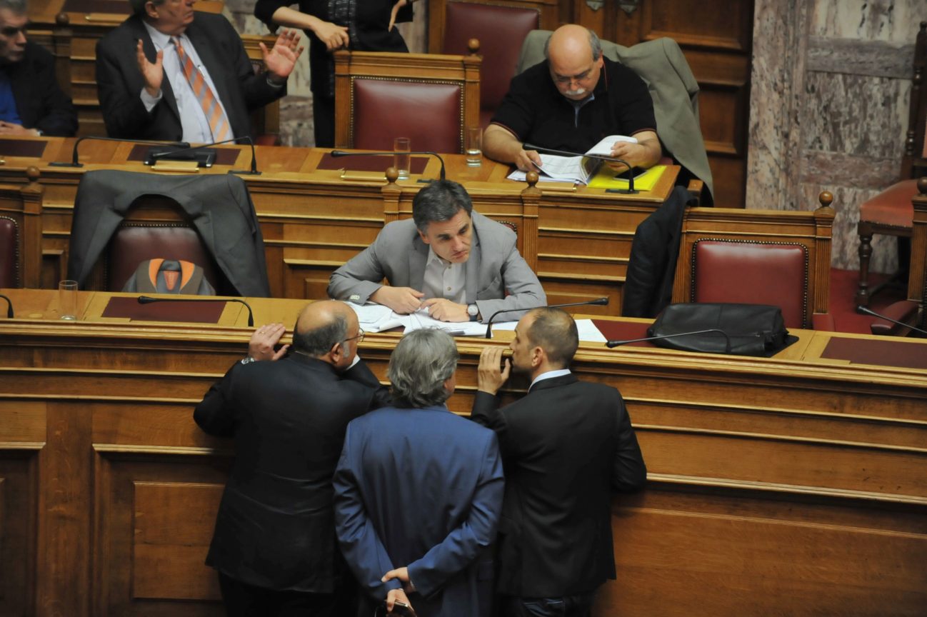 vouli tsakalotos crowd