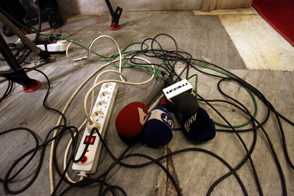 mikrofona dimosiografoi