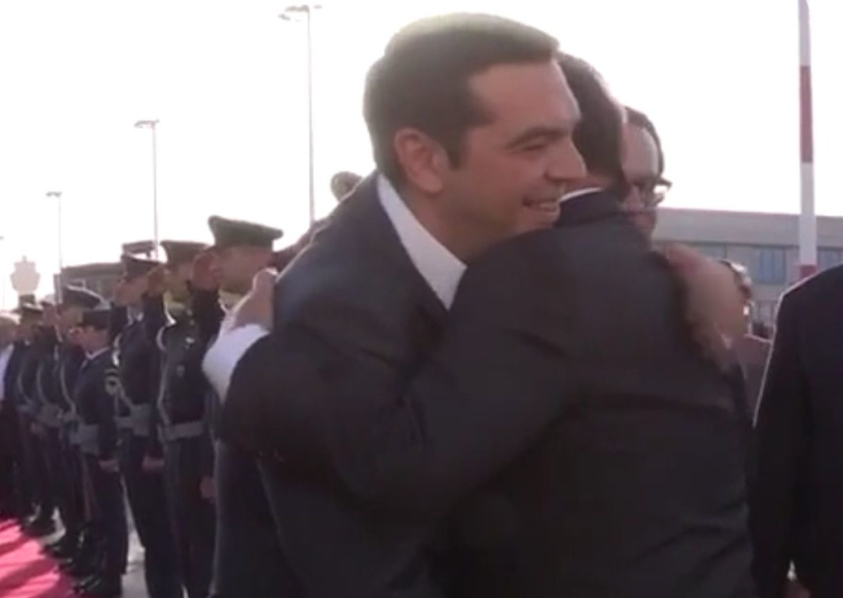 tsipras olad hugs