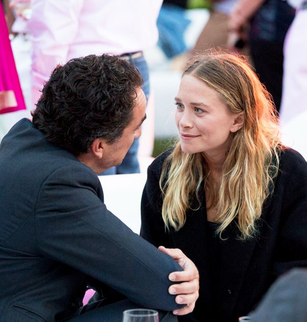 https://www.koutipandoras.gr/wp-content/uploads/2015/11/Olsens-Anonymous-Mary-Kate-Olsen-Olivier-Sarkozy-Paddle-And-Party-For-Pink-Oversized-Black-Coat-Smiling.jpg