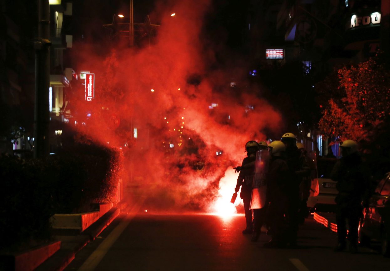 Φωτογραφία για: Πέτρες και χημικά στην πορεία διαμαρτυρίας για την εκκένωση της βίλας Ζωγράφου 1 58c6fd771dc524f32a8b4608