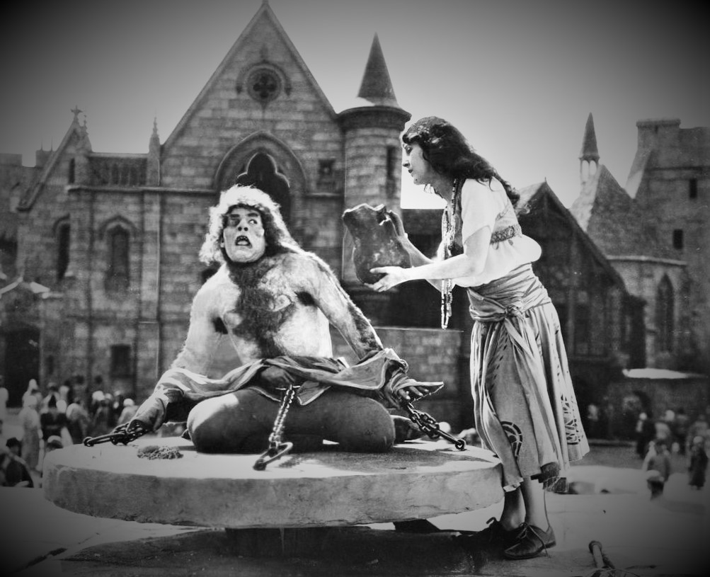 1024px Hunchback of Notre Dame