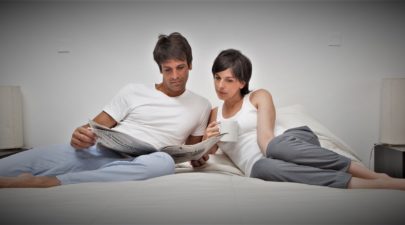 hispanic couple at home in bed Stqb0UVRBs