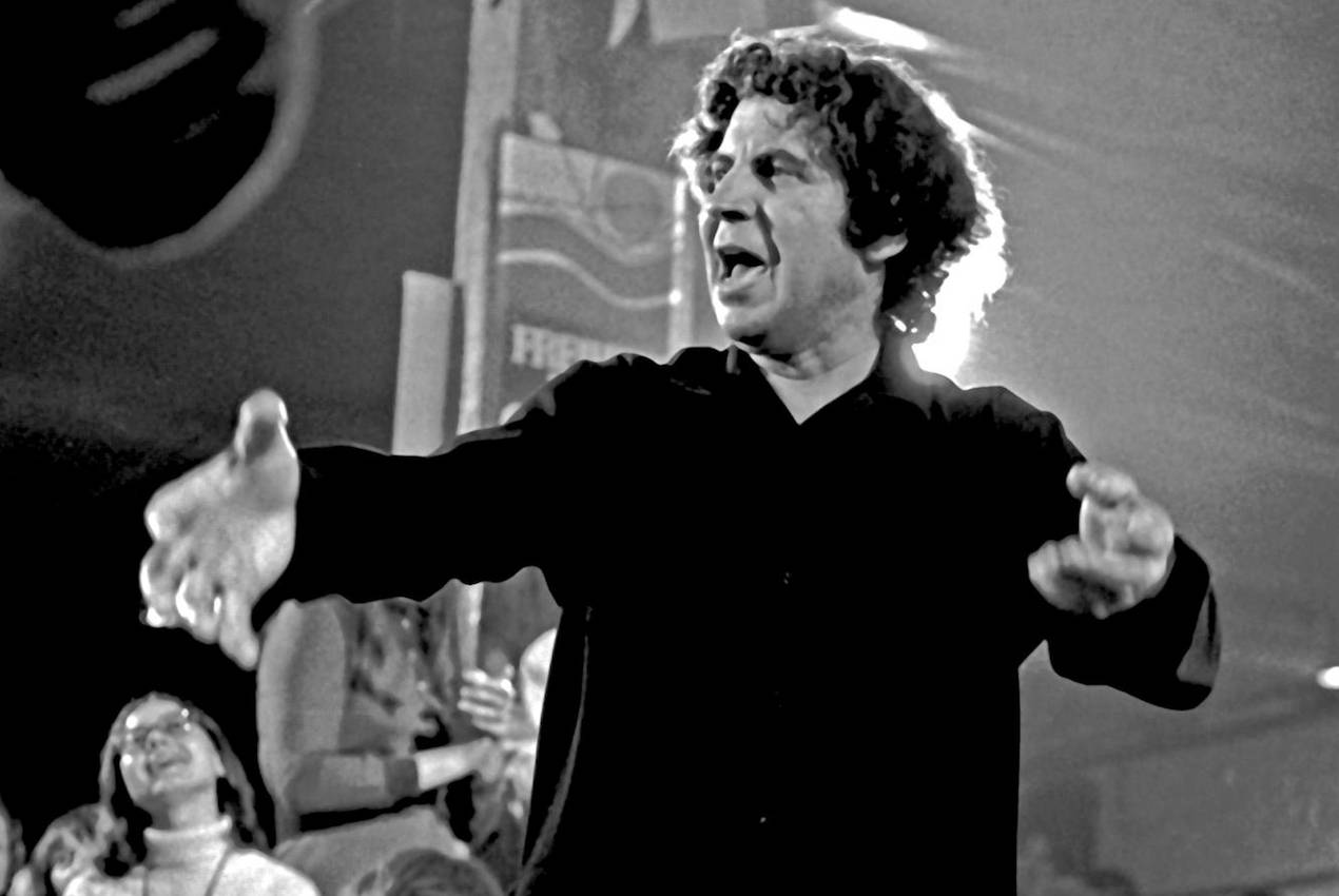 o mikis theodorakis kathorizei tin eikona mas gia tin ellada