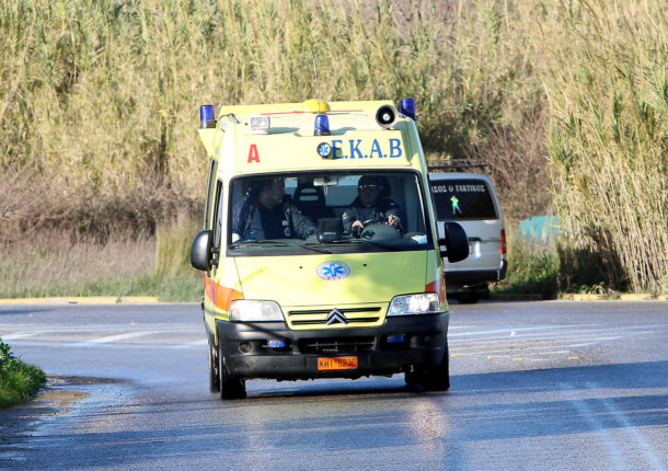 Φωτογραφία για: Τραγωδία στην Εύβοια: Μητέρα τριών παιδιών βρέθηκε νεκρή στο σπίτι της 22 ασθενοφόρο 1