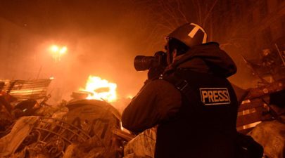 800px Journalist documenting events at the Independence square. Clashes in Ukraine Kyiv. Events of February 18 2014. 1h51ac4