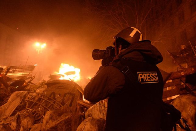 800px Journalist documenting events at the Independence square. Clashes in Ukraine Kyiv. Events of February 18 2014. 1h51ac4