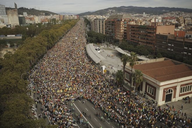 Εικόνα από την κινητοποίηση στη Βαρκελώνη κατά της καταδίκης των αυτονομιστών ηγετών