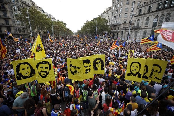Εικόνα από την κινητοποίηση στη Βαρκελώνη κατά της καταδίκη των αυτονομιστών ηγετών