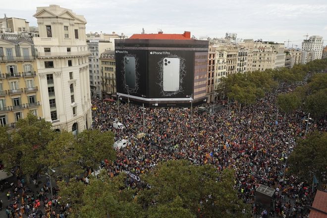 Εικόνα από την κινητοποίηση στη Βαρκελώνη κατά της φυλάκισης των αυτονομιστών ηγετών