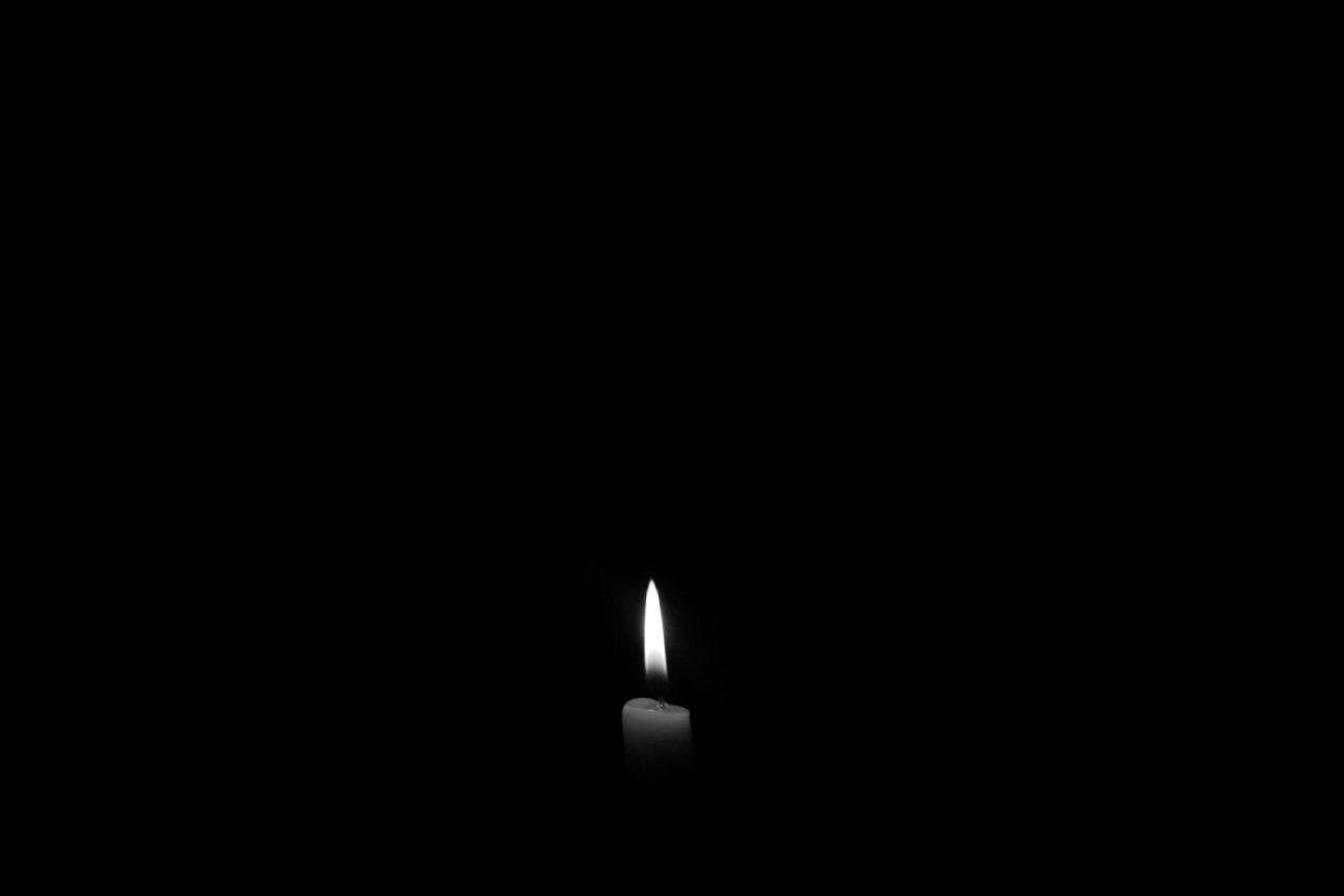 lighted candle 695644