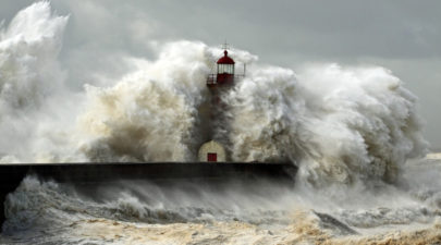 stock extreme weather waves harbour lighthouse hurricane tsunami 1550x804 1