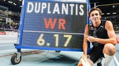 Armand Duplantis bat le record du monde du saut a la perche de Renaud Lavillenie