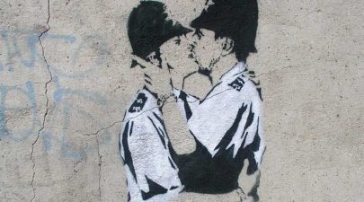 Banksy Οι αστυνομικοί που φιλιούνται