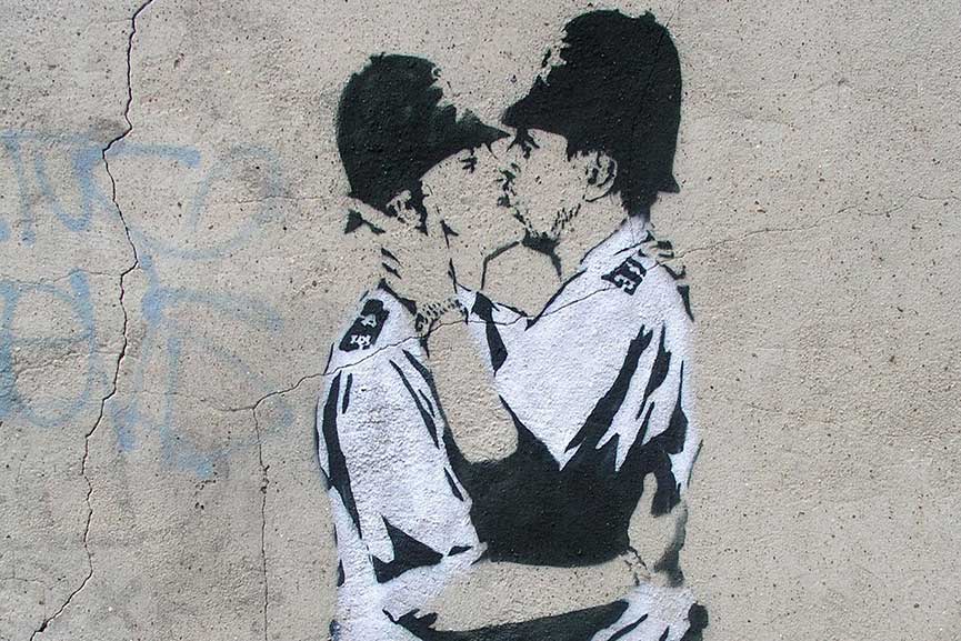 Banksy Οι αστυνομικοί που φιλιούνται