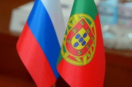 russian flag and portuguese flag 1