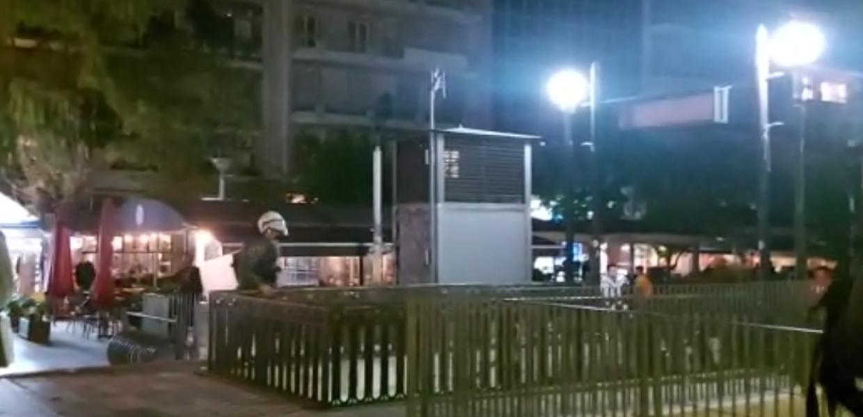 Φωτογραφία για: Βίντεο σοκ-Μαινόμενος ΜΑΤατζής ήθελε να μπει στον ηλεκτρικό για να κυνηγήσει κόσμο 1 matatzis