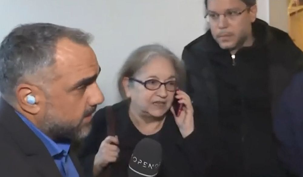 Ιωάννα Κολοβού: Εξοργιστική καταγγελία - Τη χτύπησαν αστυνομικοί κατά την  έξωσή της (video) | Το Κουτί της Πανδώρας