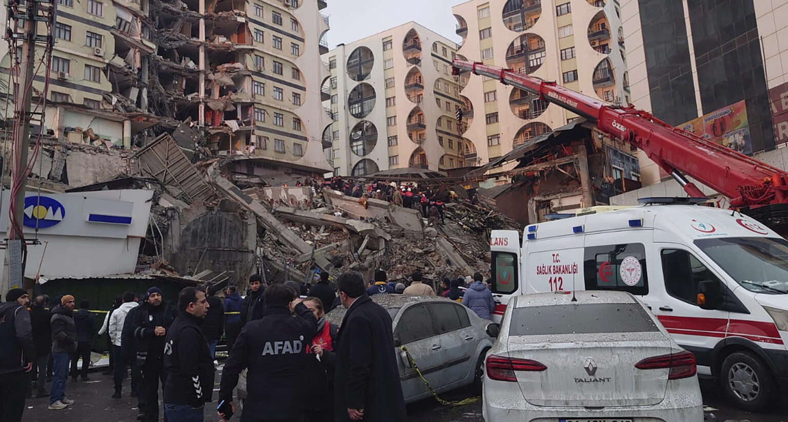 Εκατοντάδες οι νεκροί σε Τουρκία και Συρία από τον σεισμό ...