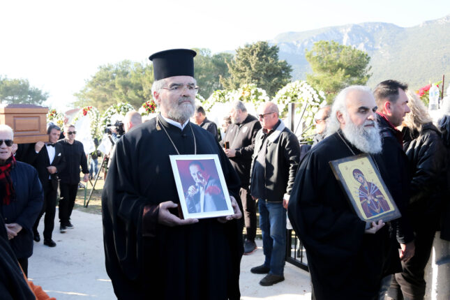 Φωτογραφία για: Βασίλης Καρράς: Έγραψε τραγούδι στη ΜΕΘ - Ποιος θα το τραγουδήσει (video) 3 6069962