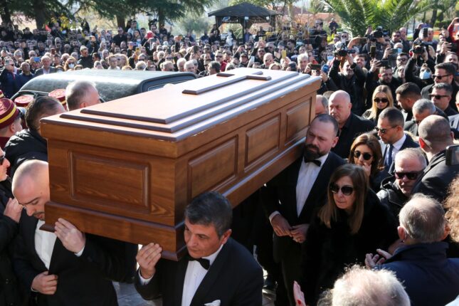 Φωτογραφία για: Βασίλης Καρράς: Έγραψε τραγούδι στη ΜΕΘ - Ποιος θα το τραγουδήσει (video) 4 6069978