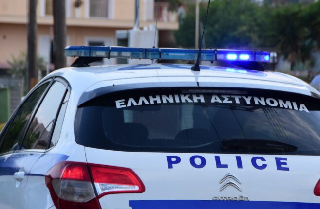 Φωτογραφία για: Άνω Πατήσια: Βγήκε με φλογοβόλο από πολυκατοικία και απειλούσε τον γείτονα του - Κρατούσε φωτογραφίες με γυμνά ανήλικα 19 astynomia