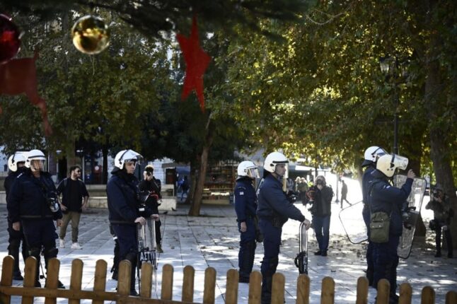 Φωτογραφία για: Γρηγορόπουλος: Τα ΜΑΤ φυλάνε και φέτος το χριστουγεννιάτικο δέντρο στο Σύνταγμα (photos) 4 ματ 2