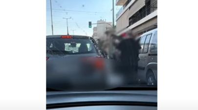 Νέα Ιωνία Απίστευτη επίθεση άνδρα οδηγού σε γυναίκα Άνοιξε την πόρτα και της πέταξε αντικείμενο 0 9 screenshot