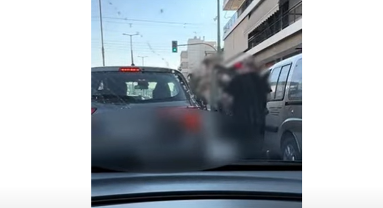 Νέα Ιωνία Απίστευτη επίθεση άνδρα οδηγού σε γυναίκα Άνοιξε την πόρτα και της πέταξε αντικείμενο 0 9 screenshot