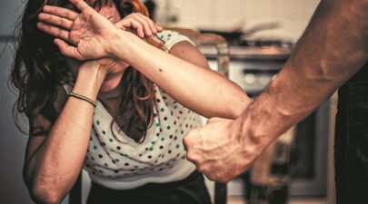 Φωτογραφία για: Σοκ στην Αχαΐα: Απείλησε ότι θα σκοτώσει τη γυναίκα του και τα παιδιά του - Προσπάθησε να αυτοκτονήσει η 32χρονη (video) 1 ενδοοικογενειακή βία 1