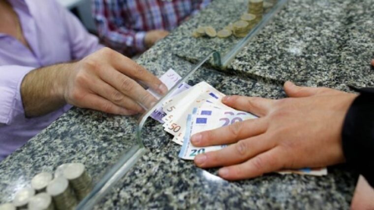 Φωτογραφία για: Απίστευτη ιστορία εξαπάτησης: Υποδύονταν τη βωβή επί 16 χρόνια, προκειμένου να εισπράττει σύνταξη αναπηρίας 17 χρήματα Ιανος