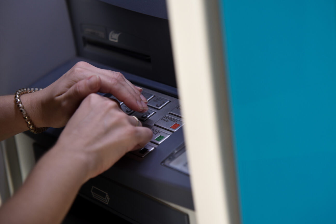 Ανάληψη μετρητών από ATM: Ποιες αλλαγές έρχονται και ποιους αφορούν