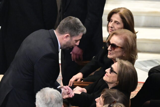 Φωτογραφία για: Κώστας Σημίτης: Βουλευτής του ΠΑΣΟΚ λιποθύμησε στην κηδεία του 3 6428920