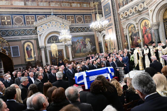 Φωτογραφία για: Κώστας Σημίτης: Βουλευτής του ΠΑΣΟΚ λιποθύμησε στην κηδεία του 2 6429086