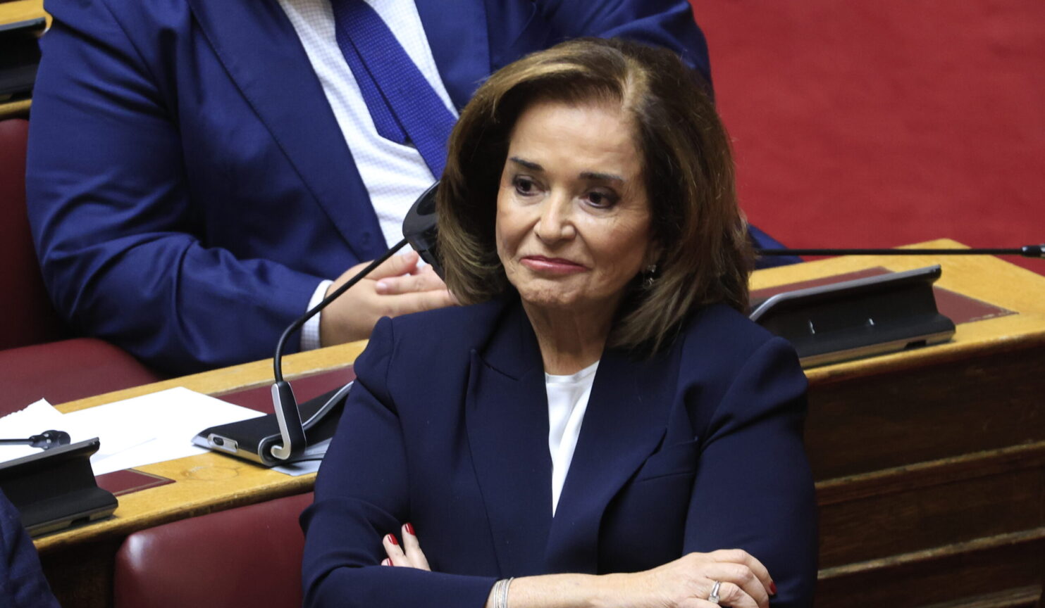 Χαμός με την Ντόρα Μπακογιάννη στην Κρήτη: Την φυγάδευσαν από φεστιβάλ βιβλίου λόγω μαζικών διαμαρτυριών