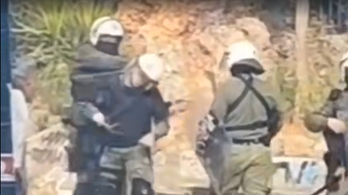 Λόφος Στρέφη: Αστυνομικός δίνει σφαλιάρα σε συνάδελφό του και γίνεται viral (video)