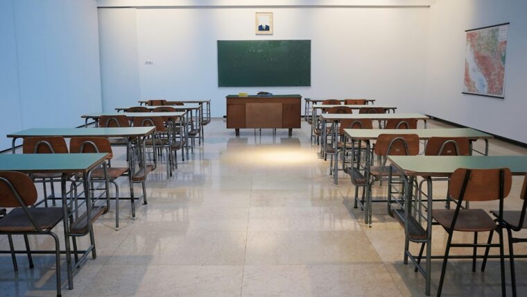 Φωτογραφία για: Ουαλία: 14χρονη καταδικάστηκε σε φυλάκιση για απόπειρα δολοφονίας καθηγητών και μαθητή - Ήθελε να γίνει διάσημη 21 Ουαλία