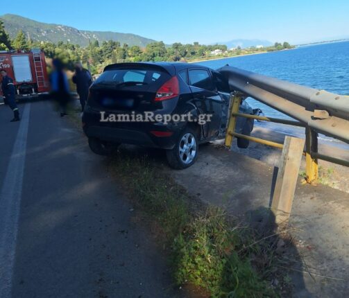 Φωτογραφία για: Τροχαίο στη Φθιώτιδα: Αυτοκίνητο παραλίγο να πέσει στη θάλασσα - Το σταμάτησαν οι μπάρες (photos) 4 trochaio3