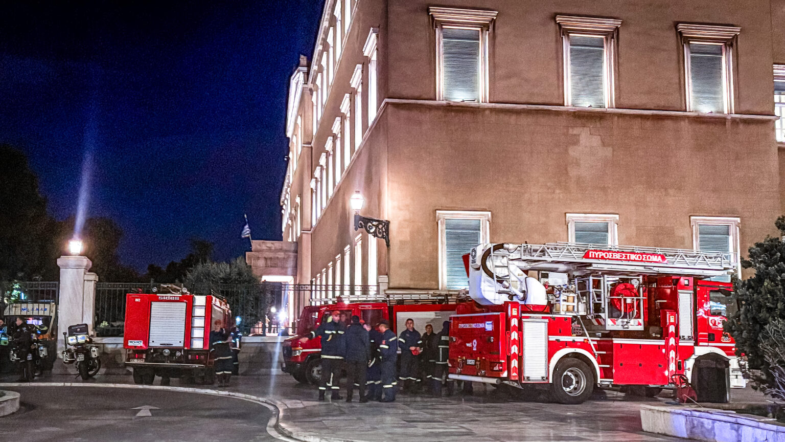 Βουλή: Λήξη συναγερμού μετά το μήνυμα στο 112 ότι τοποθετήθηκε βόμβα